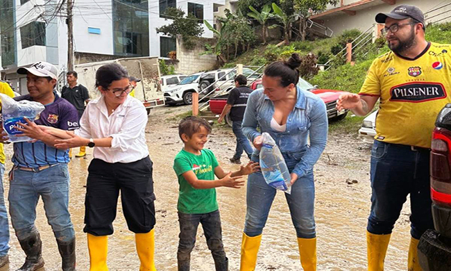 gobierno-entrega-agua-y-planta-potabilizadora-portatil-en-pinas-ecuador221.com_.ec_ Ambiente entrega agua y planta potabilizadora portátil en Piñas