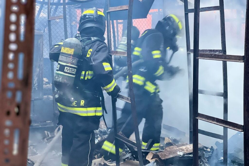 incendio-en-fabrica-abandonada-alarmo-a-vecinos-de-el-condado.ecuador221.com_.ec_ Incendio en fábrica abandonada alarmó a vecinos de El Condado