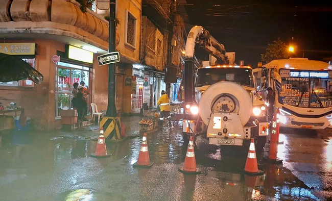 inundaciones-en-varias-zonas-de-guayaquil-por-fuerte-lluvia-ecuador221.com_.ec- Inundaciones en varias zonas de Guayaquil por fuerte lluvia