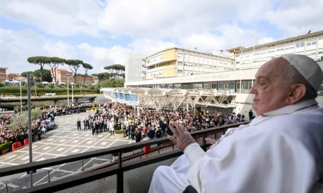 la-primera-aparicion-del-papa-francisco-causa-gran-emocion-en-los-fieles-ecuador221.com_.ec_ La primera aparición del Papa Francisco causa gran emoción en los fieles