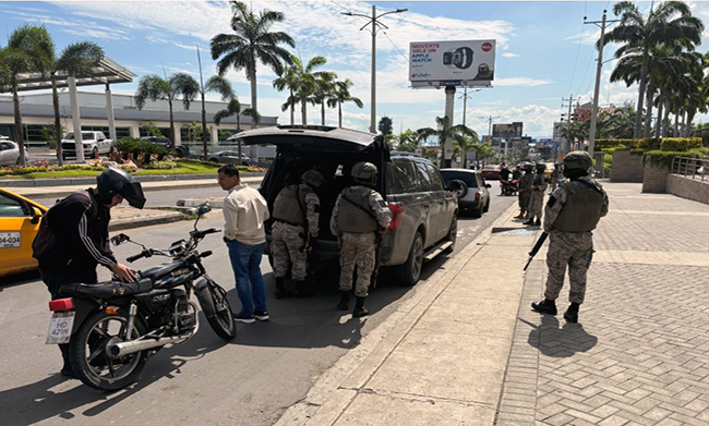 militares-realizan-patrullajes-moviles-en-manabi-ecuador221.com_.ec_ Militares realizan patrullajes móviles en Manabí