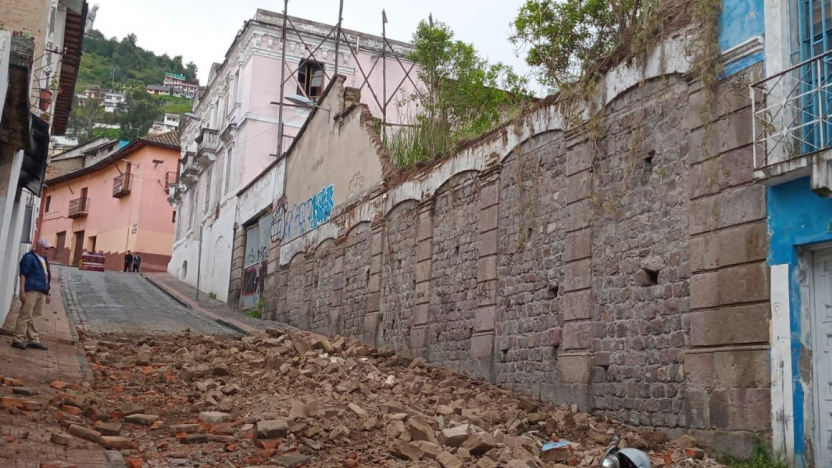 muro-colapsa-en-centro-historico-de-quito-sin-victimas.ecuador221.com_.ec_ Muro colapsa en Centro Histórico de Quito sin víctimas