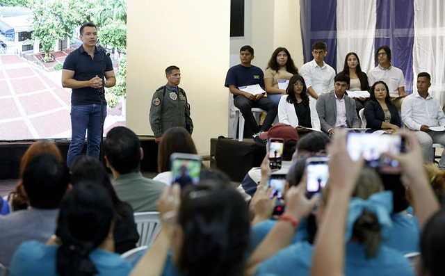 noboa-entrega-3-mil-becas-de-apoyo-economico-a-estudiantes-ecuador221.com_.ec_ Noboa entrega 3 mil becas de apoyo académico a estudiantes