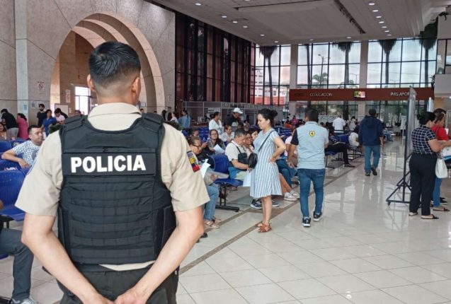 Operativos policiales desmantelan red de tramitadores ilegales