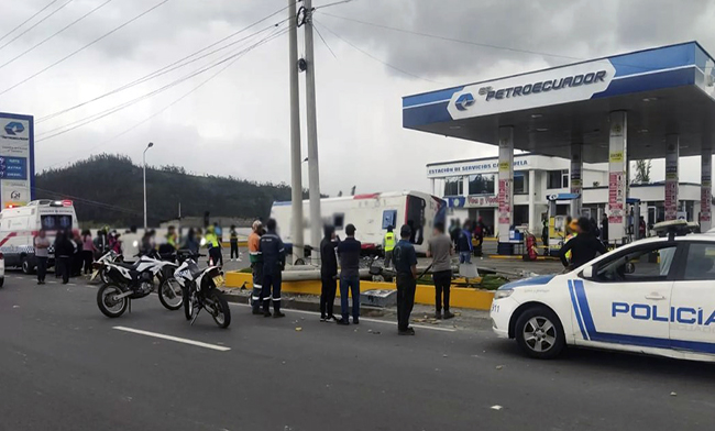 otavalo-7-muertos-y-15-heridos-dejo-siniestro-de-transito-ecuador221.com_.ec- Otavalo: 7 muertos y 15 heridos dejó siniestro de tránsito