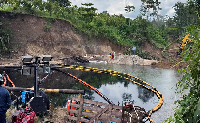 una-gruesa-capa-de-crudo-cubre-el-rio-caple-en-esmeraldas-ecuador221.com_.ec_ Una gruesa capa de crudo cubre el río Caple, en Esmeraldas