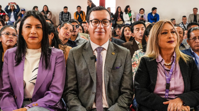 Ambato acoge Feria Educativa y Carnetización Docente