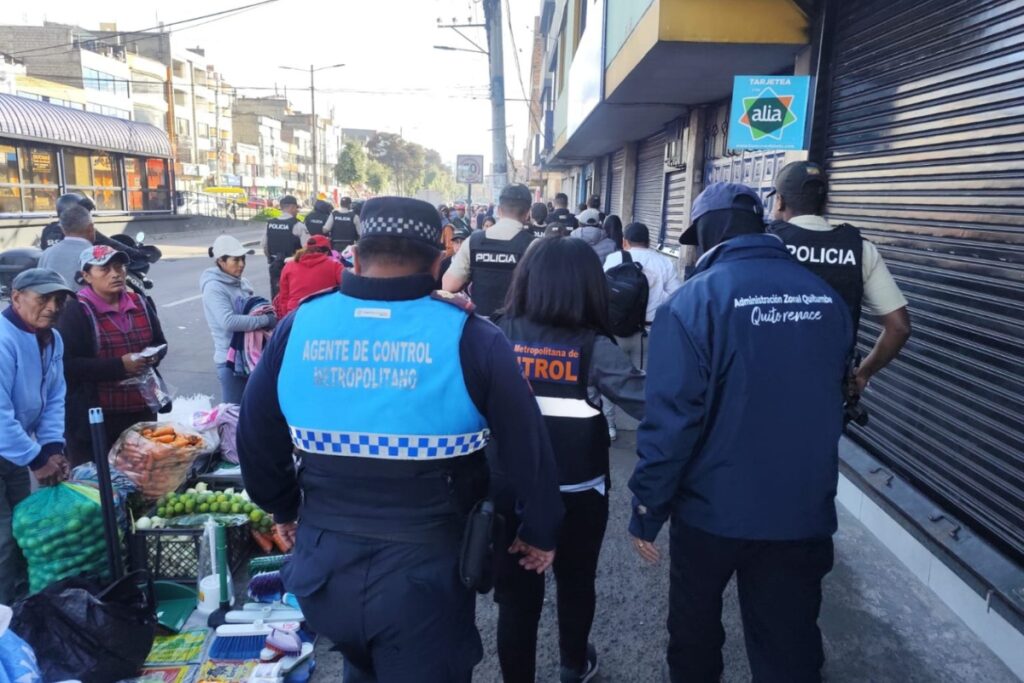 autoridades-decomisan-articulos-sin-registro-en-mercado-las-cuadras.ecuador221.com_.ec_ Autoridades decomisan artículos sin registro en Mercado Las Cuadras