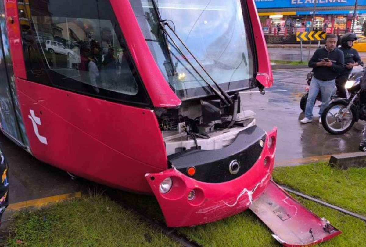 camioneta-irrespeta-semaforo-y-choca-contra-tranvia-en-cuenca.ecuador221.com_.ec_ Camioneta irrespeta semáforo y choca contra tranvía en Cuenca