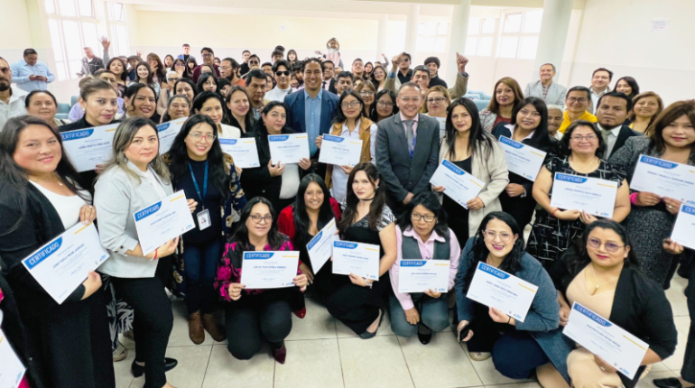 Docentes ganadores reciben nombramientos definitivos en Quito
