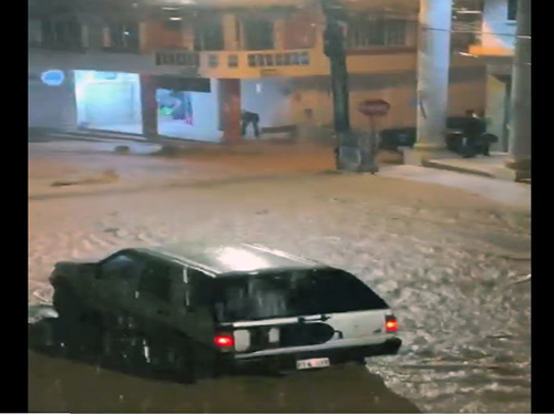 En Balsas una quebrada se desbordó y causó inundaciones en viviendas y calles