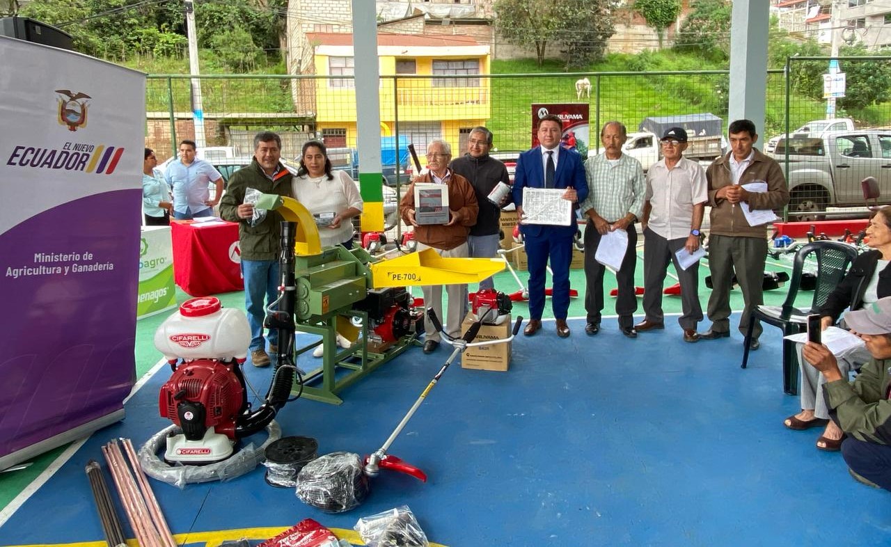 entregan-tierras-y-maquinaria-a-300-familias-rurales-en-bolivar.ecuador221.com_.ec_ Entregan tierras y maquinaria a 300 familias rurales en Bolívar