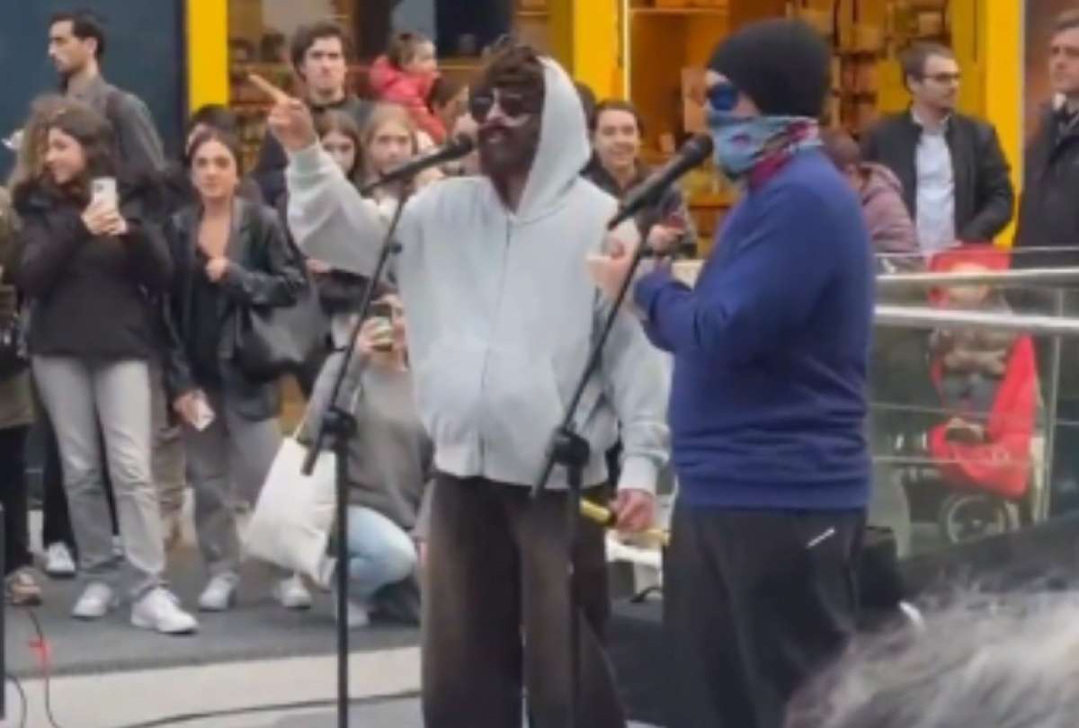feid-sorprende-en-barcelona-con-un-concierto-improvisado.ecuador221.com_.ec_ Feid sorprende en Barcelona con un concierto improvisado