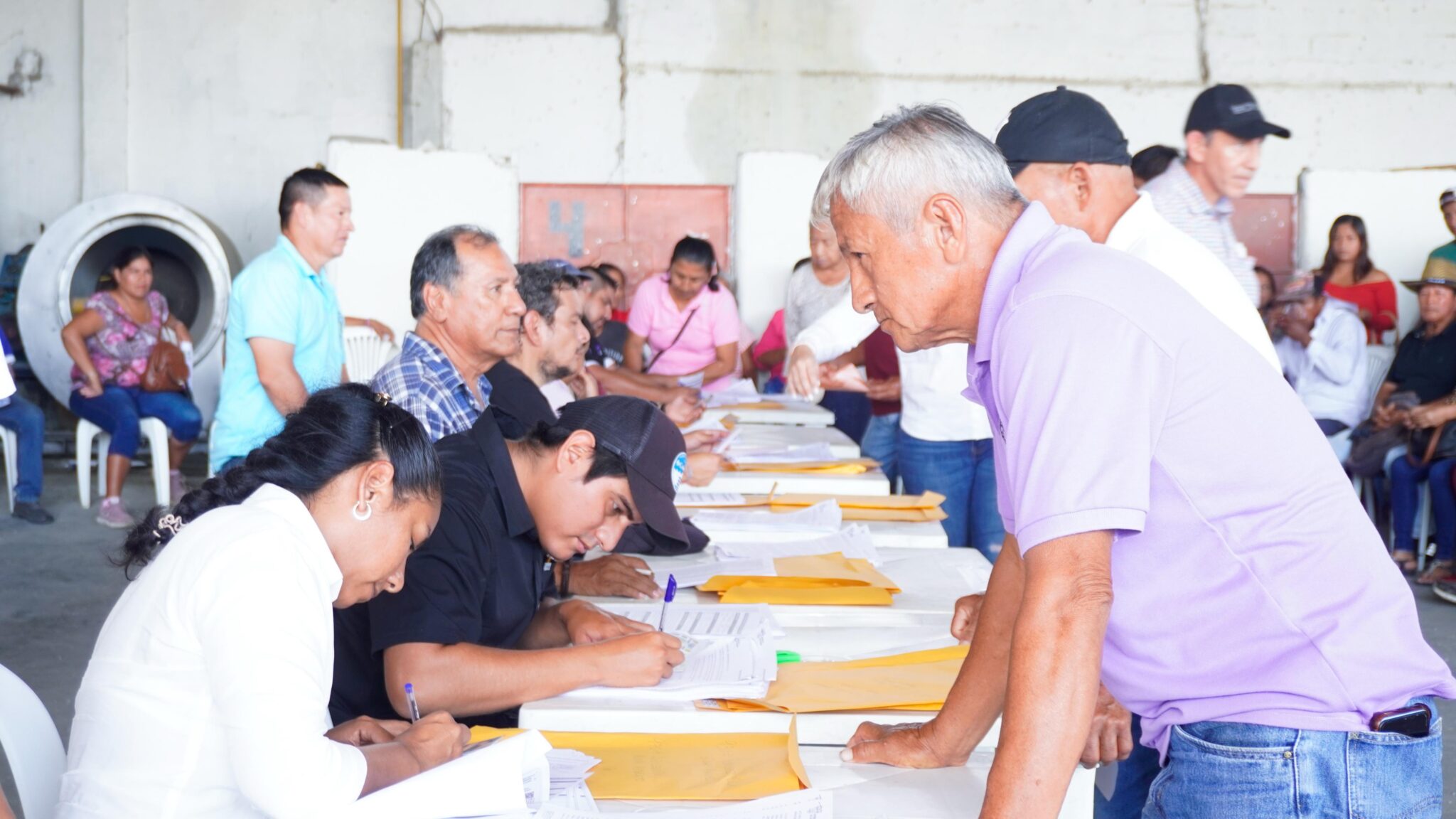 gobierno-entrega-fertilizantes-a-1.390-productores-de-guayas.ecuador221.com_.ec_ Gobierno entrega fertilizantes a 1.390 productores de Guayas