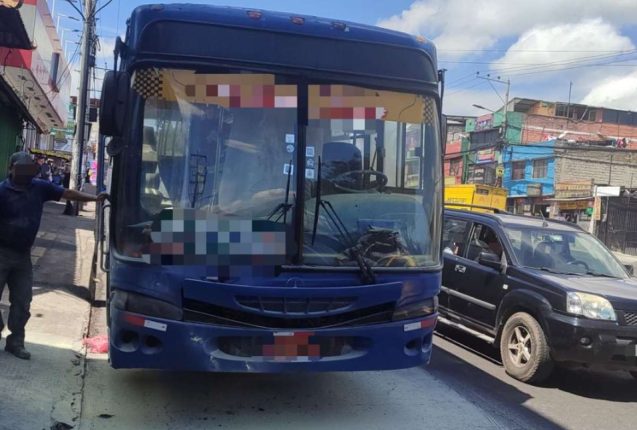 Incendio consume autobús en el sur de Quito