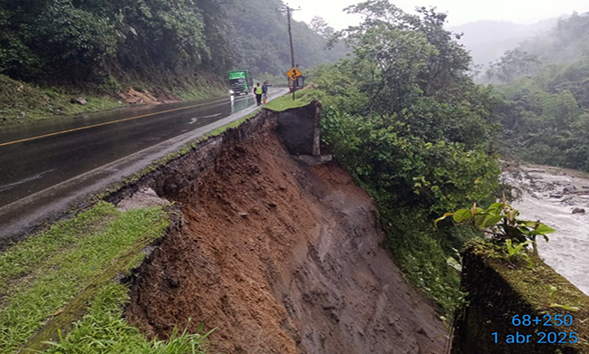 Lluvias provocan daños en la vía Alóag-Santo Domingo