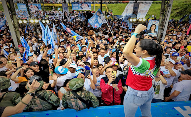 Luisa González cerró su campaña en Santo Domingo de los Tsáchilas