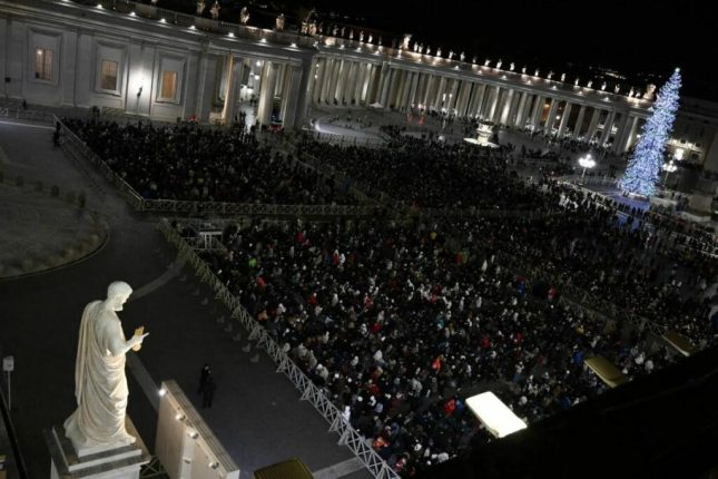 Miles acuden a velar al papa Francisco en Vaticano