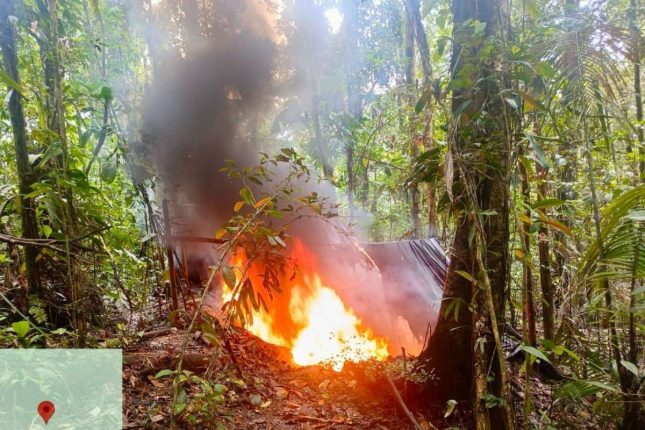 Militares desmantelan refinería clandestina de petróleo en Sucumbíos