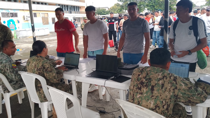 noboa-archiva-ley-militar-por-vacios-y-financiamiento.ecuador221.com_.ec_ Noboa archiva ley militar por vacíos y financiamiento