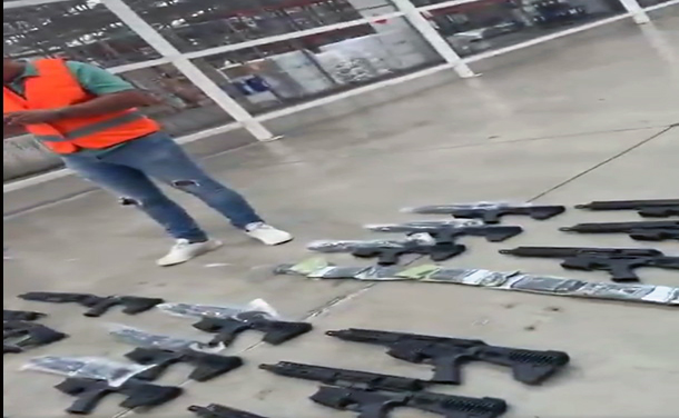 Policía incauta 16 rifles de asalto en paquetes postales