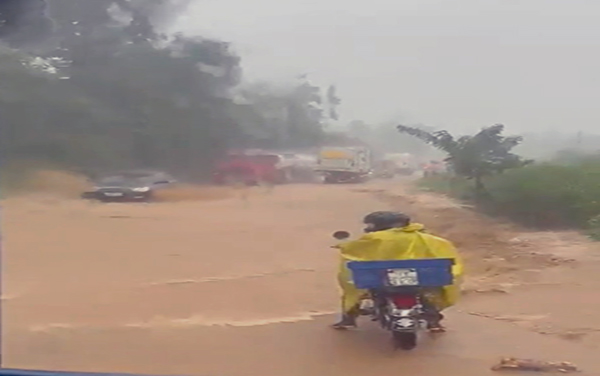 Restricción en la vía Alóag-Santo Domingo por inundación