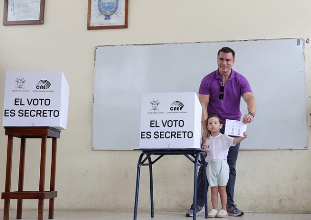 Riesgo país cayó 562 puntos tras reelección de Daniel Noboa