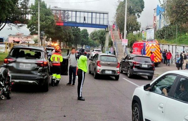 Siniestro de tránsito en la Mariscal Sucre causa congestionamiento