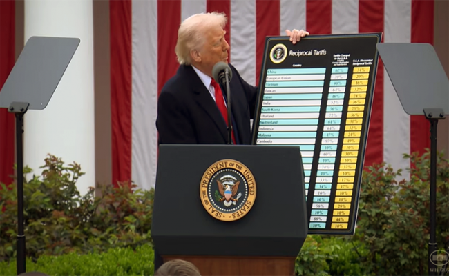 Trump anuncia arancel global del 10%, incluido Ecuador