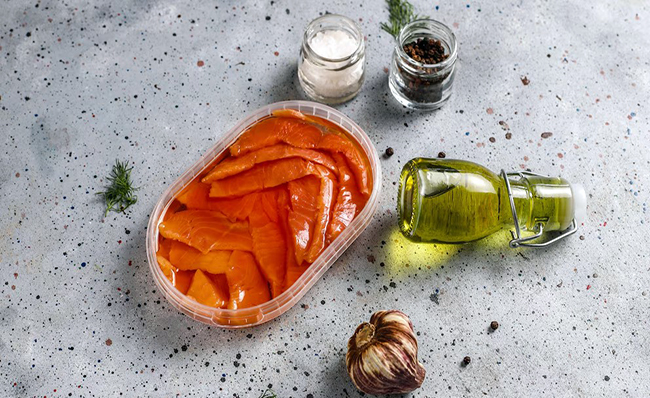 Abren una lata de salmón caducada 50 años después y la sorpresa es absoluta