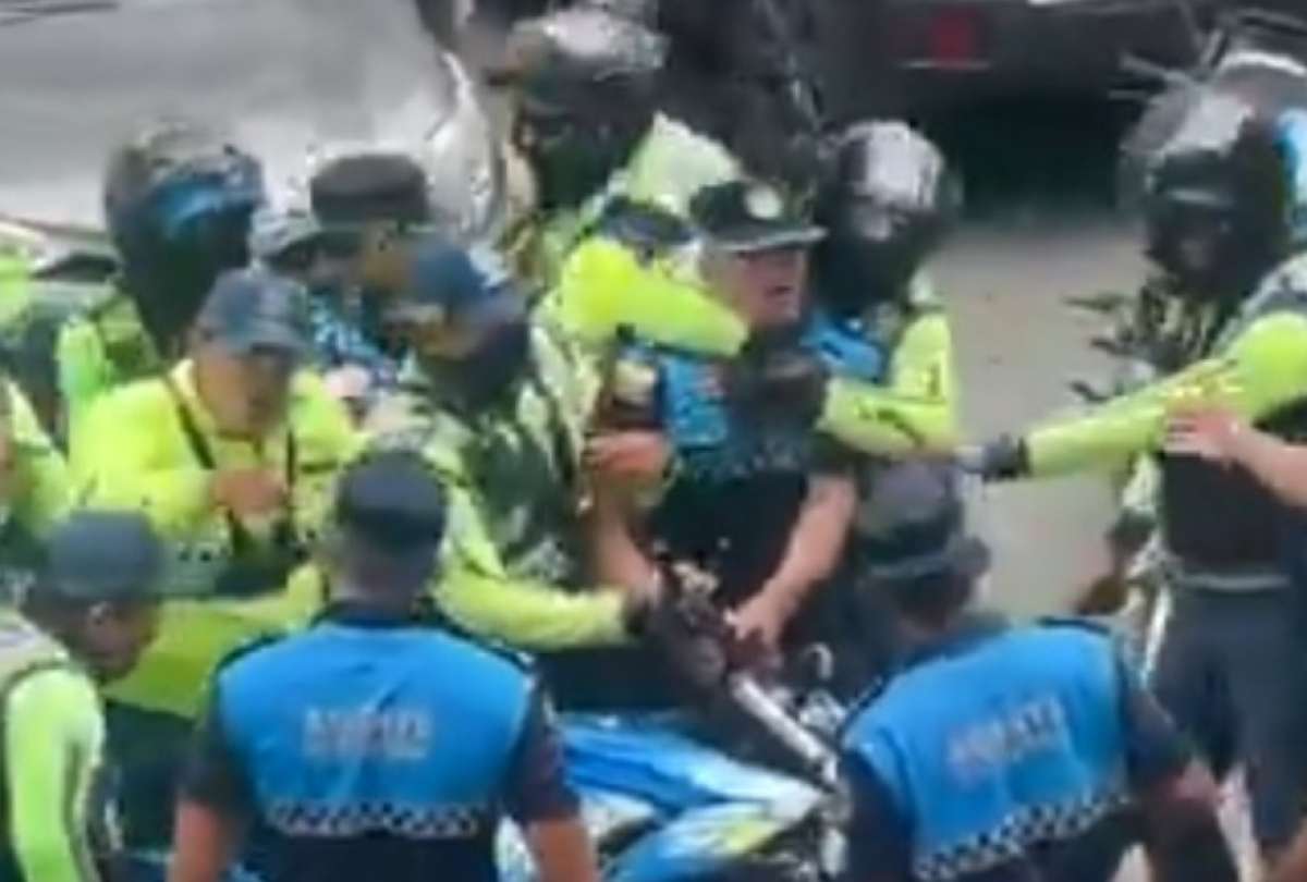agentes-municipales-y-de-transito-protagonizan-pelea-en-guayaquil.ecuador221.com_.ec_ Agentes municipales y de tránsito protagonizan pelea en Guayaquil