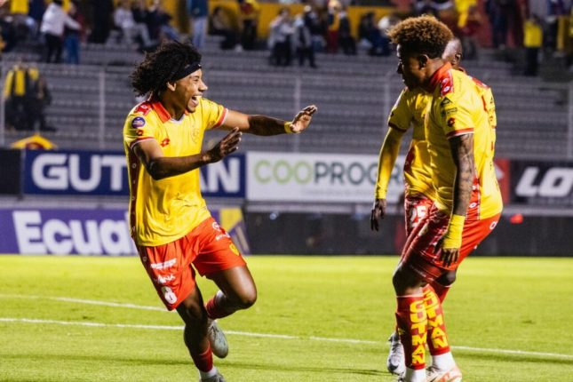Aucas vence a Libertad y aprieta la cima