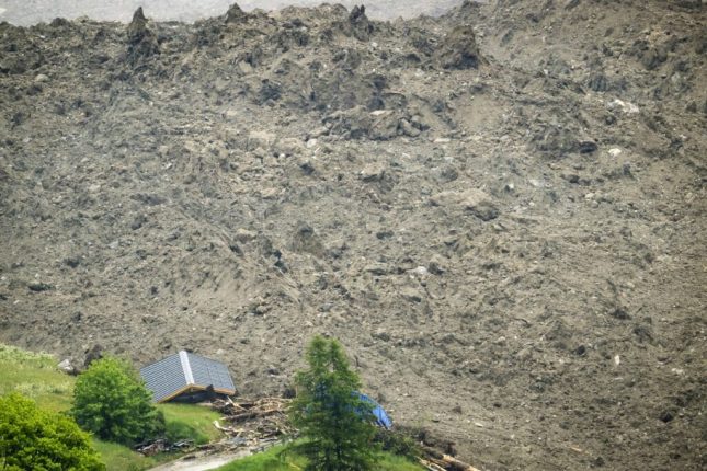 Avalancha en Suiza destruye pueblo y bloquea río Lonza