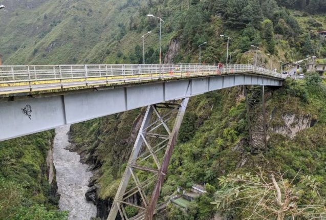 Bomberos buscan pareja tras caída puente San Francisco