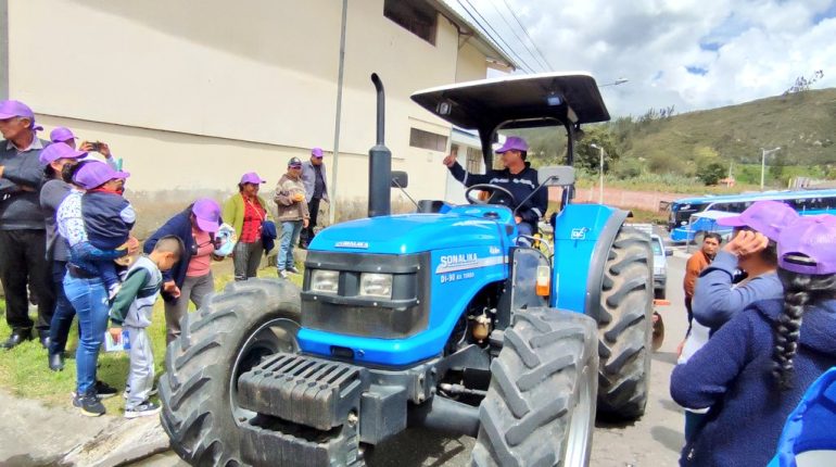 Chimborazo: Entregan maquinaria para tecnificar la agricultura local