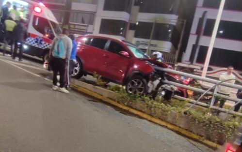 Chofer ebrio choca en puente de Ambato y deja un herido
