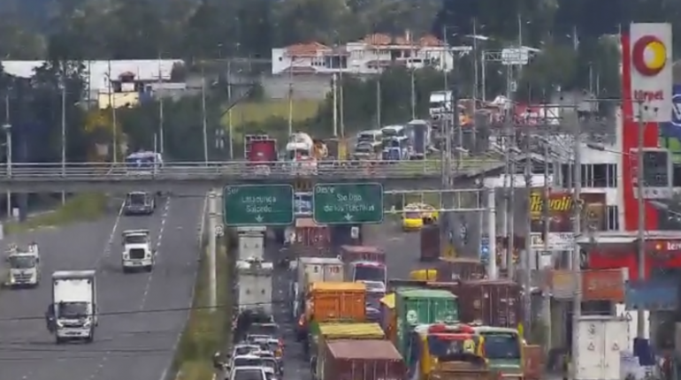 Choque entre dos vehículos colapsa Panamericana Sur Tambillo