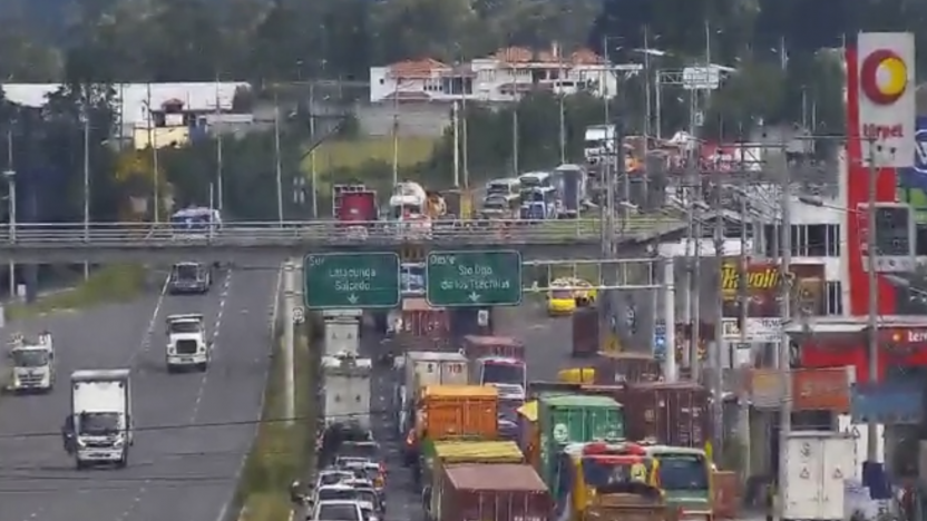 choque-entre-dos-vehiculos-colapsa-panamericana-sur-tambillo.ecuador221.com_.ec_ Choque entre dos vehículos colapsa Panamericana Sur Tambillo