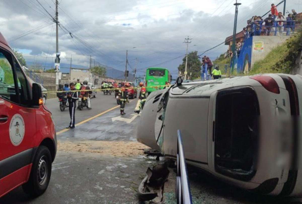 conductor-herido-tras-caer-con-su-auto-en-puengasi.ecuador221.com_.ec_ Conductor herido tras caer con su auto en Puengasí