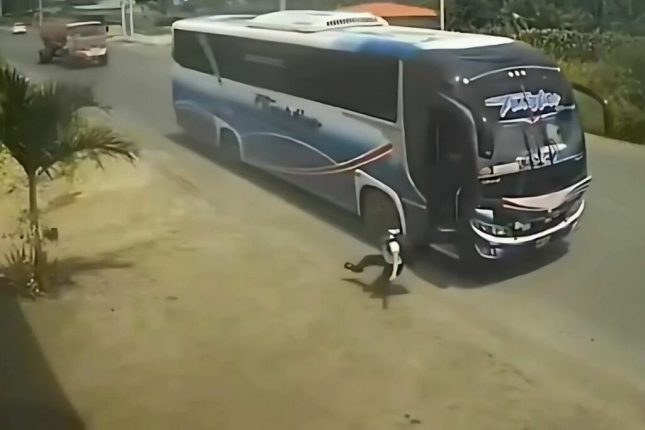 Controlador empuja a niño de bus en movimiento, Manabí