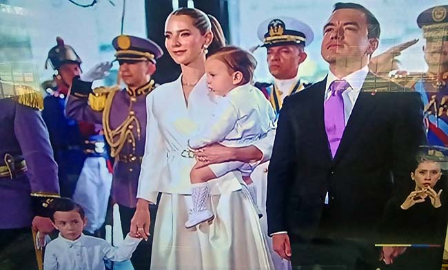 daniel-noboa-y-su-familia-llegan-al-palacio-legislativo-ecuador221.com_.ec_ Daniel Noboa y su familia llegan al Palacio Legislativo