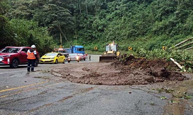 errumbe-en-la-via-aloag-santo-domingo-ecuador221.com_.ec_ Derrumbe en la vía Alóag-Santo Domingo