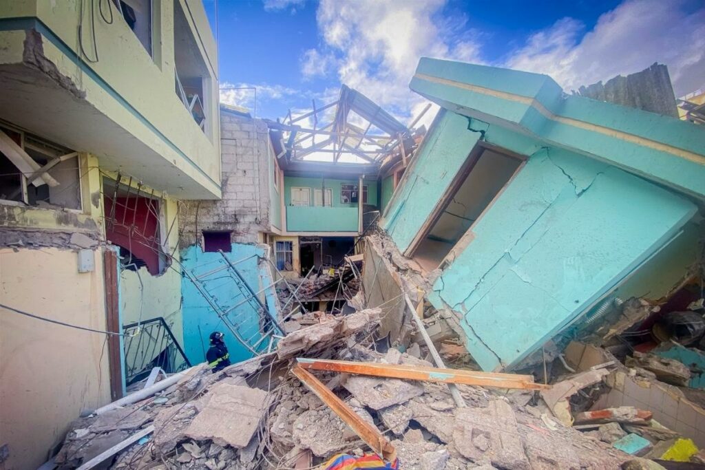 explosion-por-fuga-de-gas-en-riobamba-deja-cinco-heridos.ecuador221.com_.ec_ Explosión por fuga de gas en Riobamba deja cinco heridos