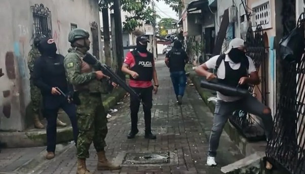 Fuerzas Armadas hallan cráneo y arsenal en Guayaquil