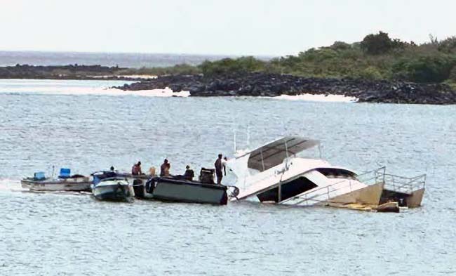 Galápagos: Armada reflota embarcación siniestrada