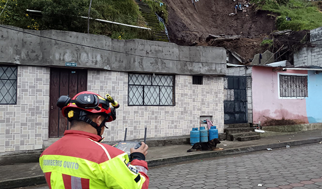 Lluvias provocan el colapso de dos viviendas al norte de Quito