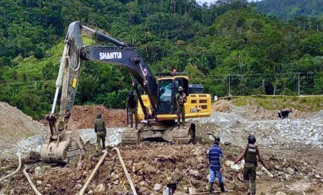 Militares desmantelan dos campamentos de minería ilegal El Pangui