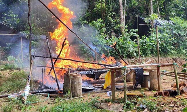 militares-destruyen-campamentos-dedicados-a-la-mineria-ilegal-ecuador221.com_.ec_ Militares destruyen campamentos dedicados a la minería ilegal