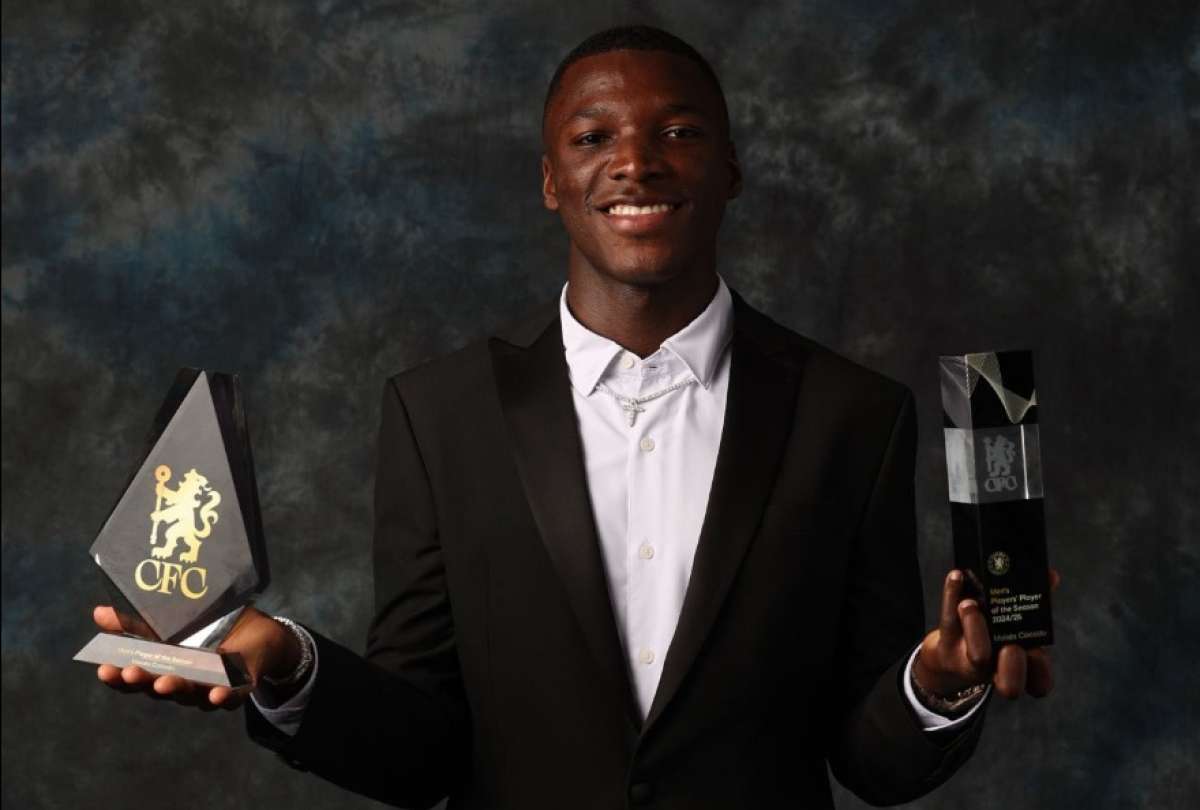 moises-caicedo-doble-galardon-como-mejor-jugador-del-ano.ecuador221.com_.ec_ Moisés Caicedo, Doble Galardón como mejor jugador del año