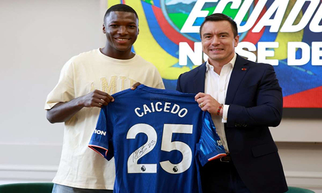 Moisés Caicedo obsequió camiseta del Chelsea a Daniel Noboa
